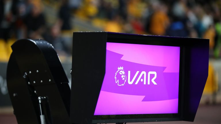 Football : La VAR arrive dans les compétitions nationales