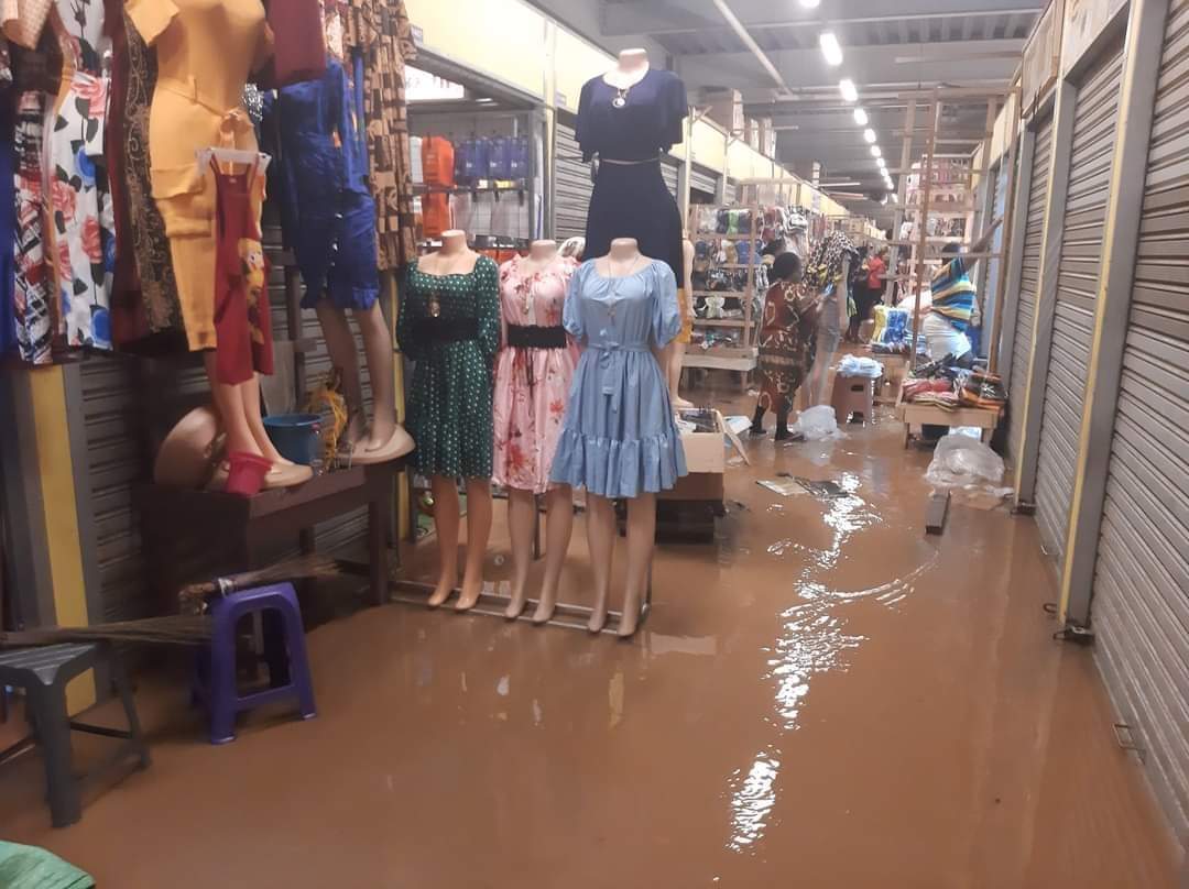 Photos | Le grand marché de Kumasi inondé, un bébé emporté par les eaux de pluie