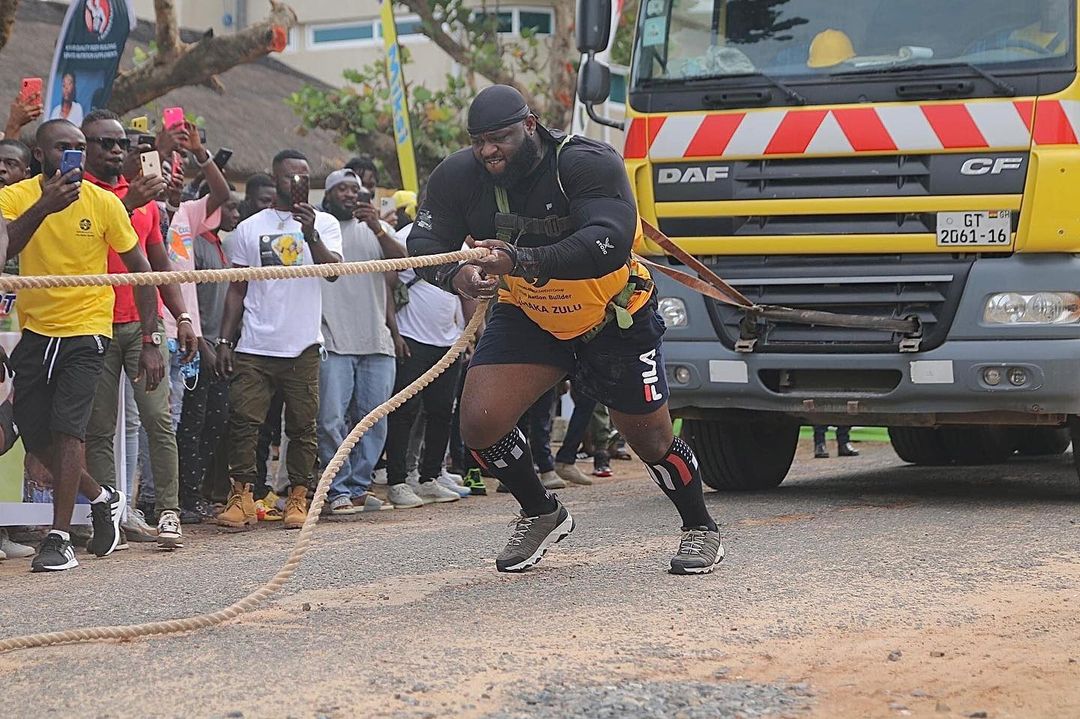 Vidéo | Découvrez Shaka Zulu, l’homme le plus fort du Ghana qui déplace un camion
