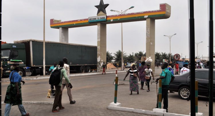 Réouverture des frontières terrestres du Ghana, des voyageurs refoulés à Aflao