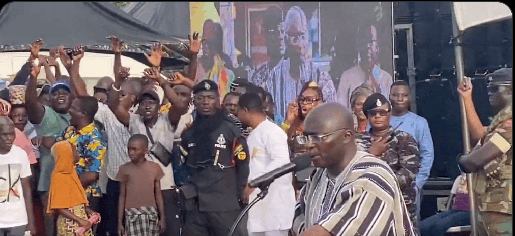 Le Vice-Président Bawumia hué par une foule mécontente. Vidéo