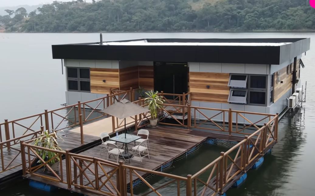 Vidéo: Un Ghanéen construit une superbe villa flottante sur le lac Akosombo
