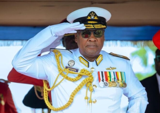 Ces photos du Président Mahama en tenue de la marine nationale du Ghana font sensation