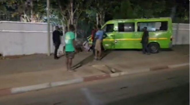 Un minibus (trotro) percute la clôture de la résidence de l’ex-président Akufo-Addo à Nima