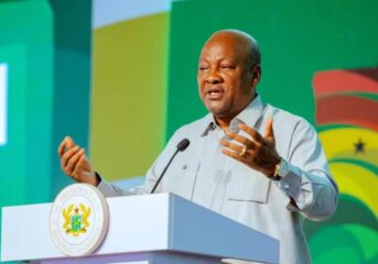 Le Président Mahama accorde l’amnistie à 998 prisonniers à travers le Ghana
